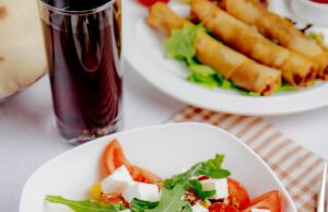 Классический греческий салат с фетаксой