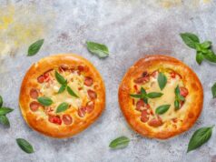 Мини-пицца из слоеного дрожжевого теста