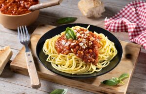 Спагетти с фаршем и соусом болоньезе