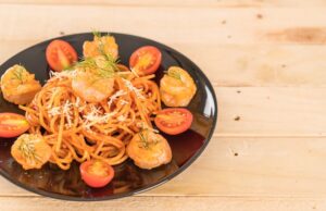 Паста с помидорами и креветками