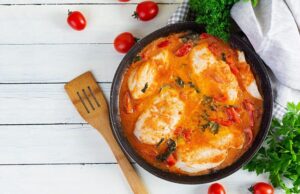 Тушеная курица со сливками на сковороде