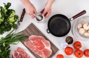 Свинина с овощами на сковороде