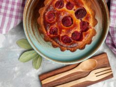 Легкий пирог с вареньем в духовке