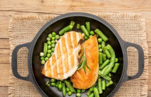 Рыбный стейк на сковороде