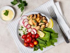 Простой салат с жареными шампиньонами