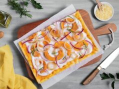 Рулетики из крабовых палочек: простой рецепт