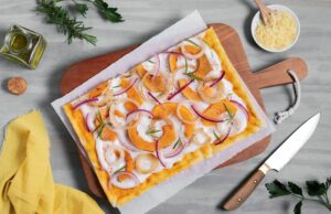 Рулетики из крабовых палочек: простой рецепт