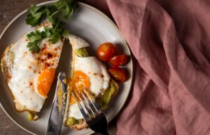 Обжаренный хлеб с яйцом на сковороде