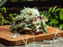 Салат из битых огурцов с кунжутом