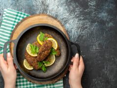 Шницель из говядины на сковороде