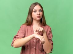 К чему чешутся руки у девушки