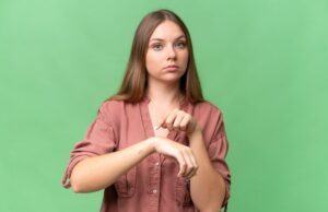 К чему чешутся руки у девушки