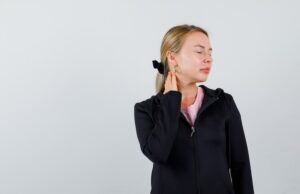 Чешется в левом ухе: приметы и суеверия