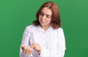 Заголовок: Чешется правая рука запястье: народные приметы и причины