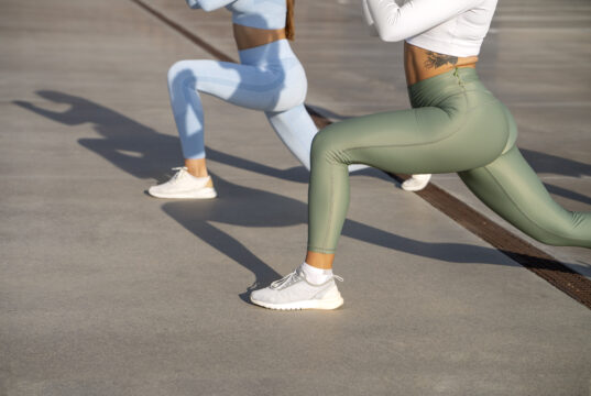 Модные тренды в спортивных легинсах: цвета, принты, технологии