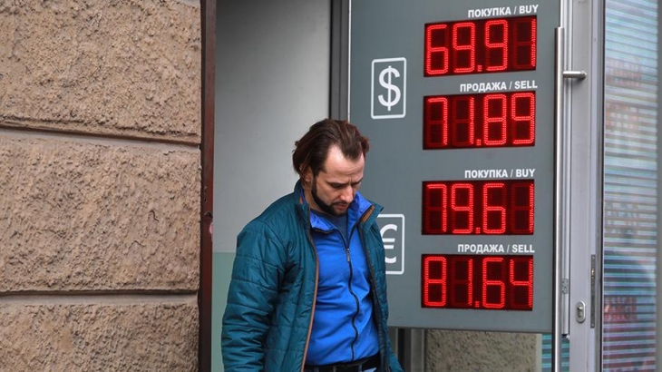 Эксперт назвал способ сохранить сбережения на фоне падения рубля